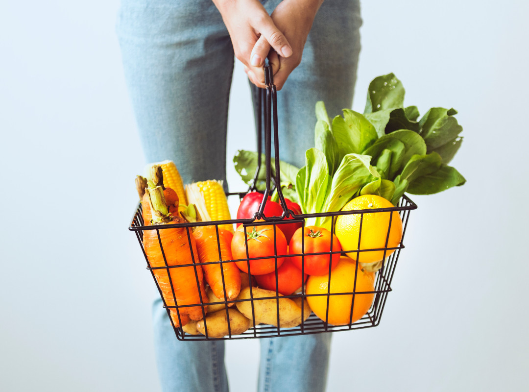 fuit-and-vegetables-in-a-basket