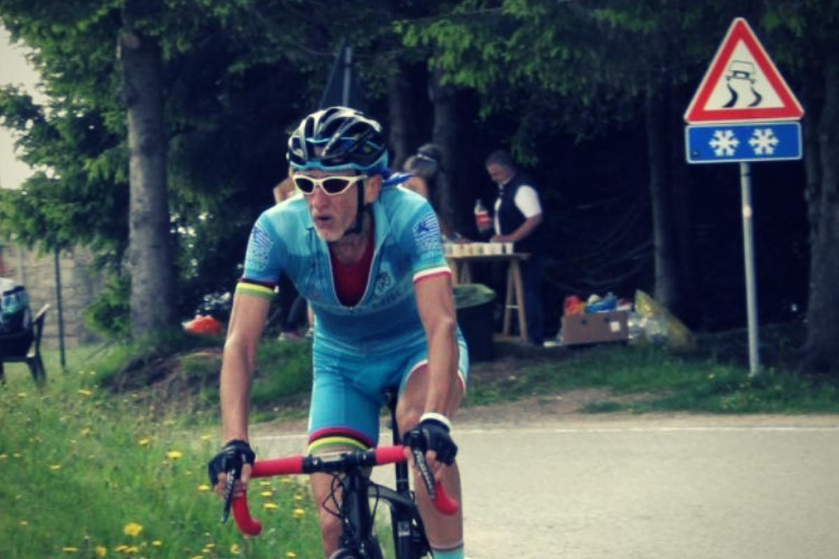 Ciclista impegnato durante una granfondo