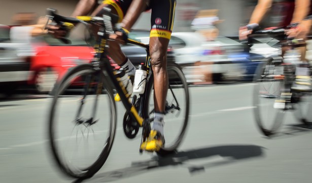 Ciclista su strada durante una tappa della vuelta espana